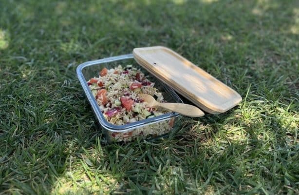 Tupper saludable de arroz hervido con caldo de huesos y chucrut