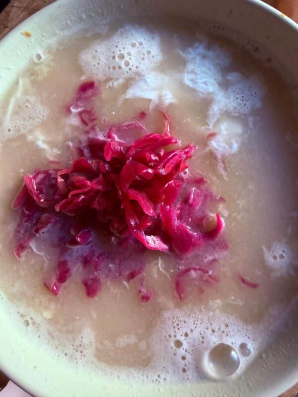 Avena caliente con caldo de huesos SantaPaciencia, huevos y fermento de remolacha. Receta nutritiva y rápida.