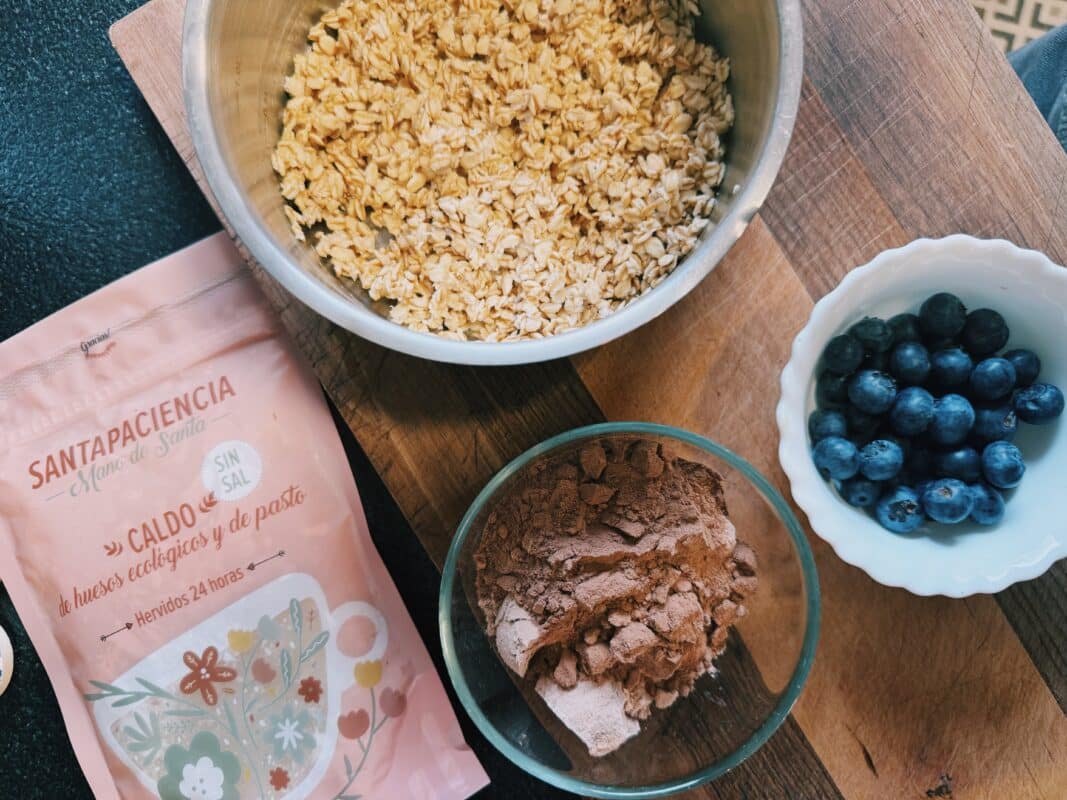 ingredientes para preparar porridge de avena con caldo de huesos y proteína de chocolate
